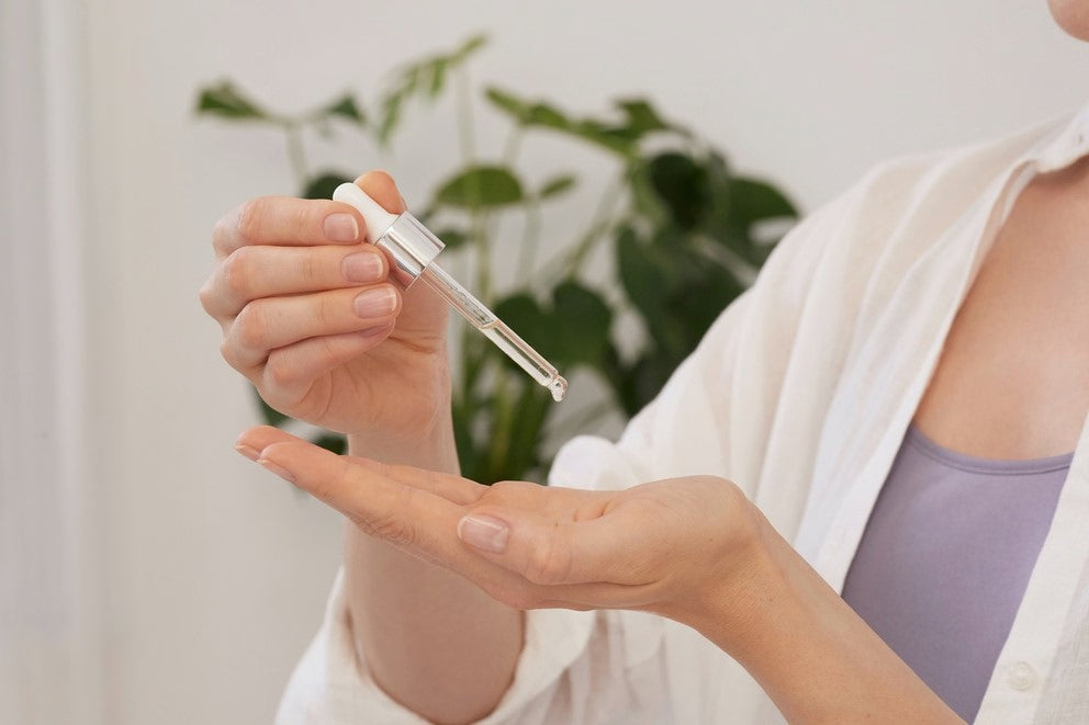 Mano applica Sleeping Cream con pipetta sul palmo della mano