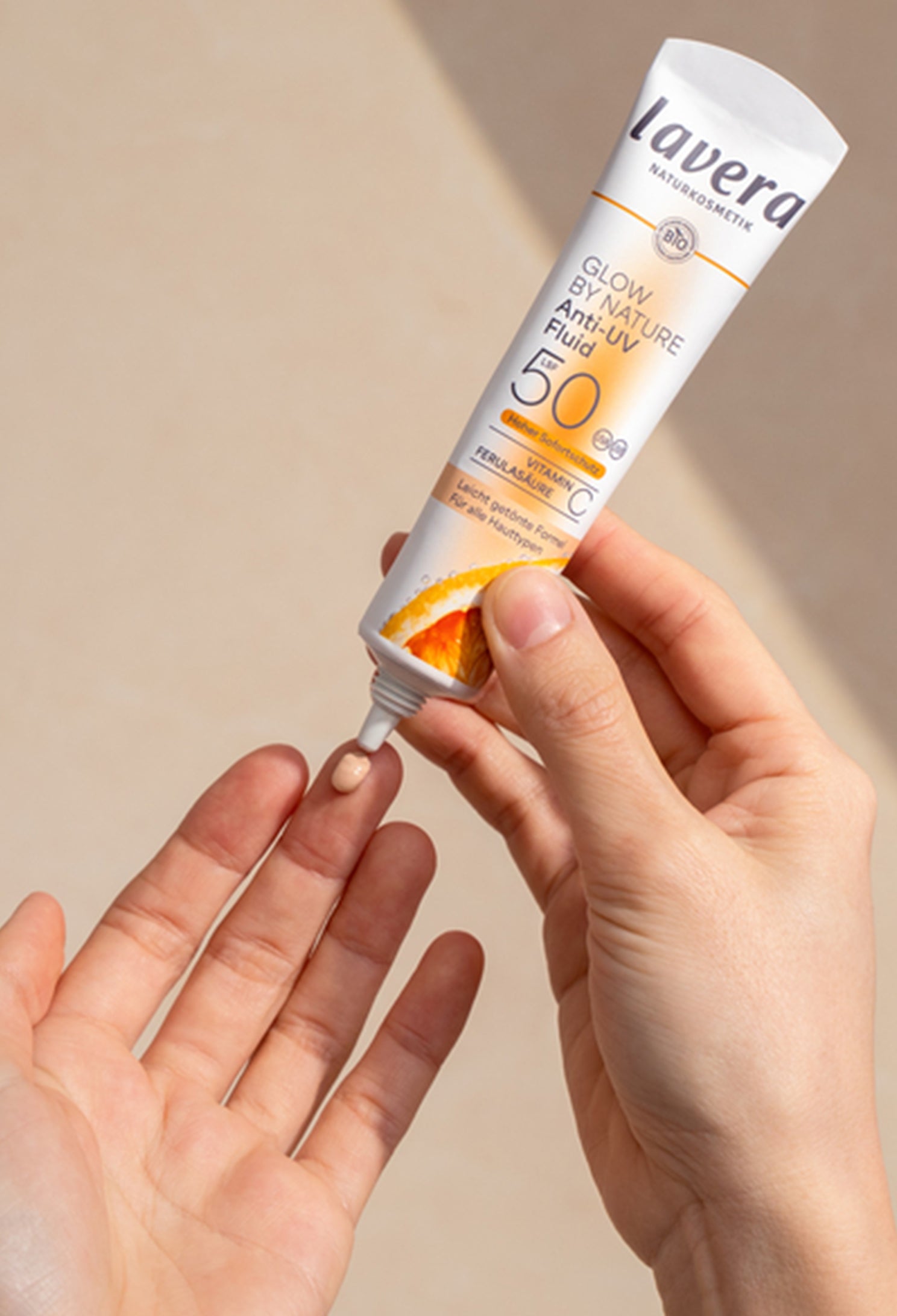 lavera Glow by Nature Anti-UV Fluid LSF 50 durante l'applicazione