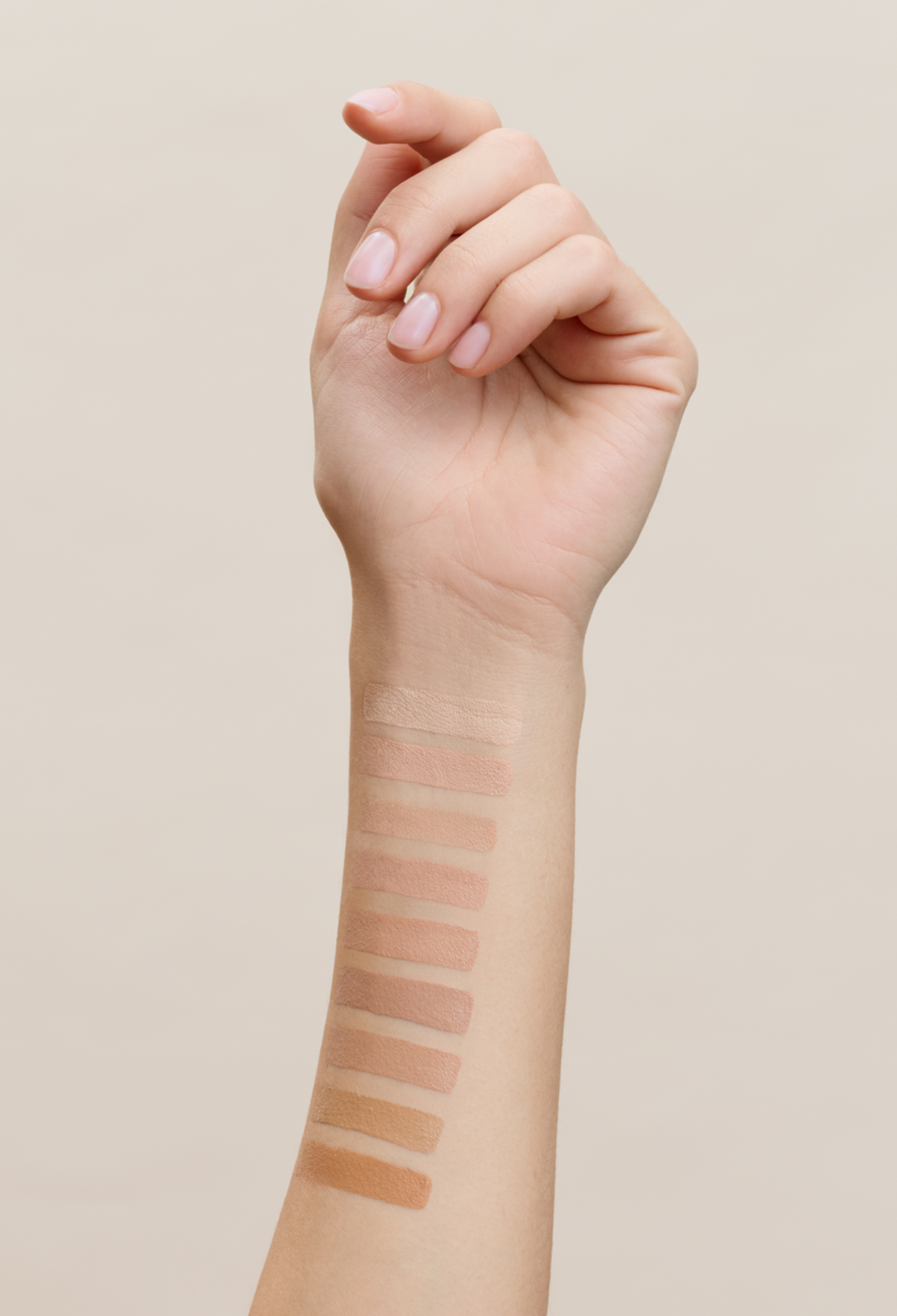 lavera Hyaluron Liquid Foundation -Cool Beige 4.5- durante l'applicazione