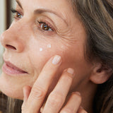 lavera MY AGE Intensiv Öl-Serum durante l'applicazione