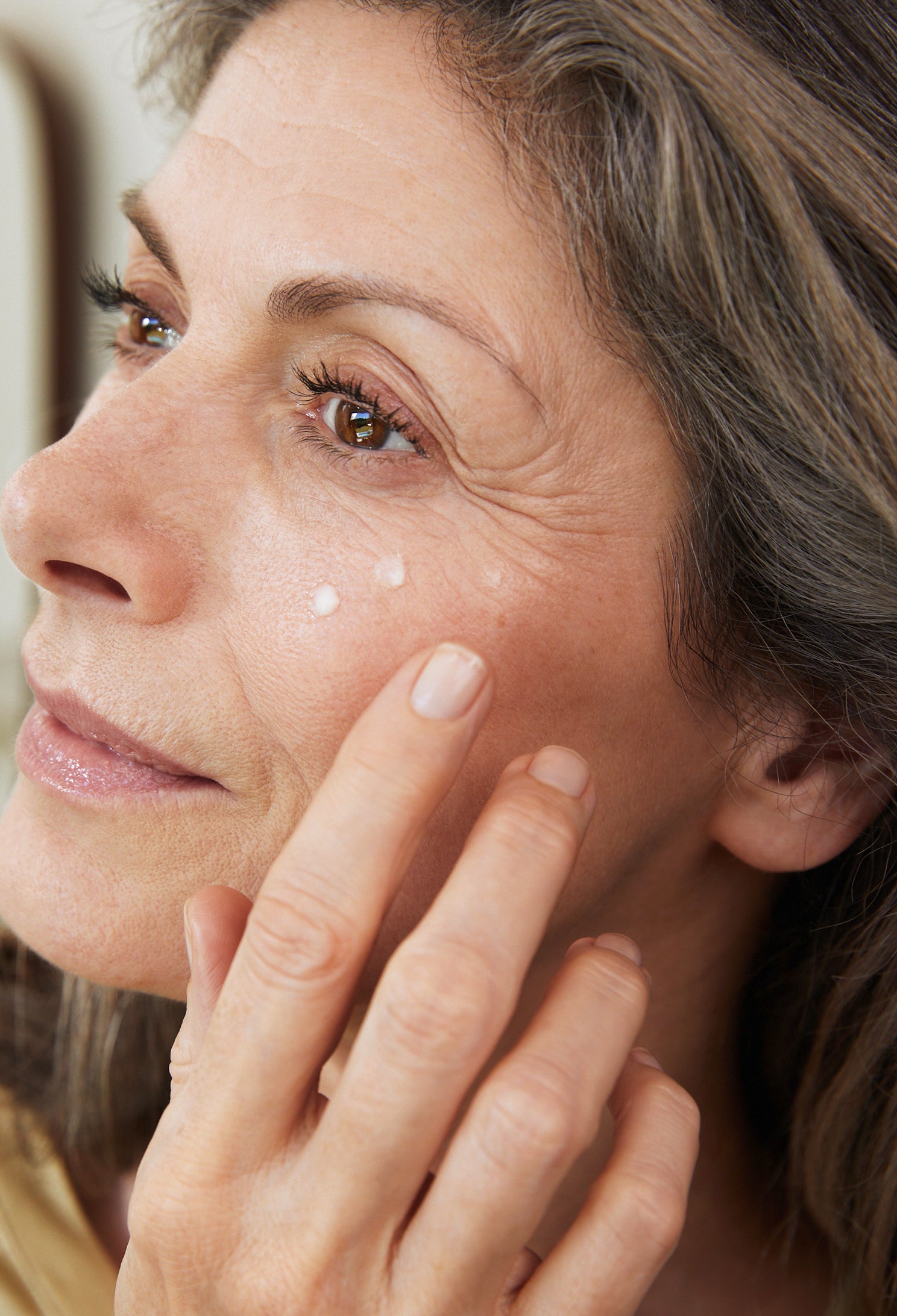 lavera MY AGE Intensiv Öl-Serum durante l'applicazione