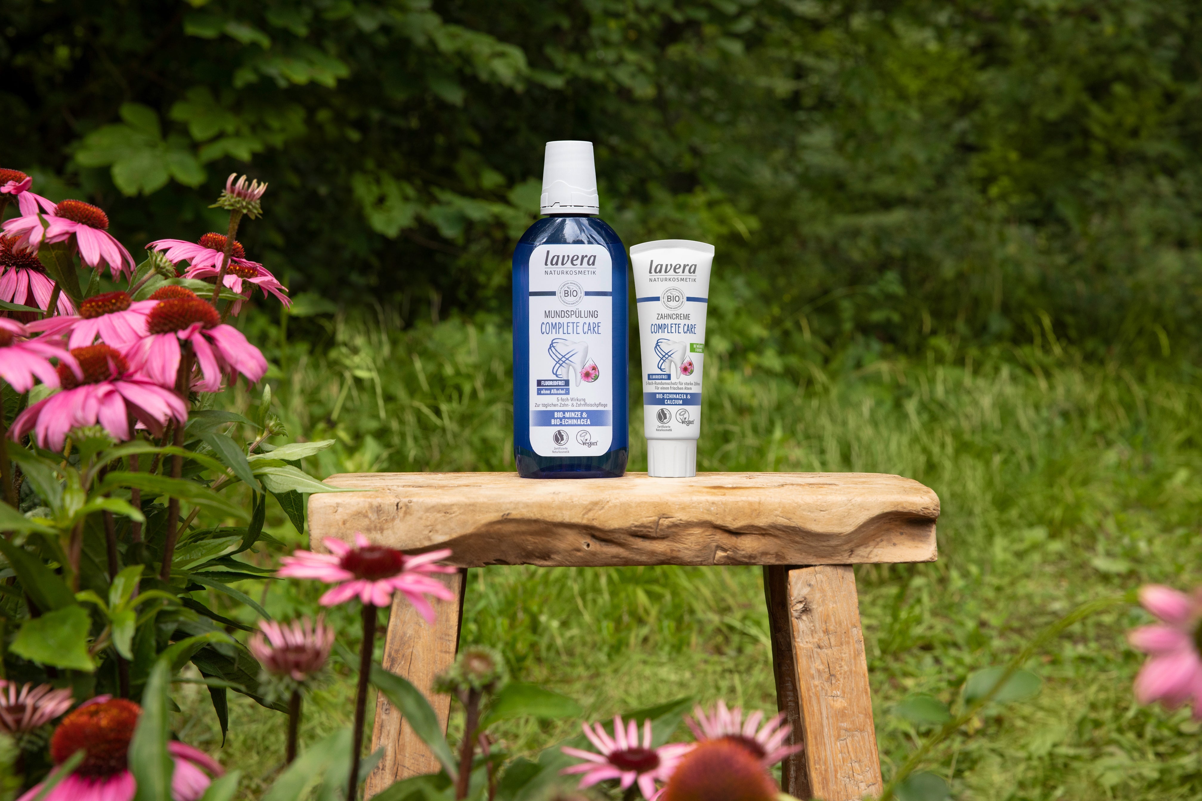 Produktdarstellung Zahnpflegeprodukte auf Holzhocker