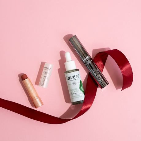 Multi Balm, Lash to Impress Mascara und Barrier Balance Serum mit Geschenkband