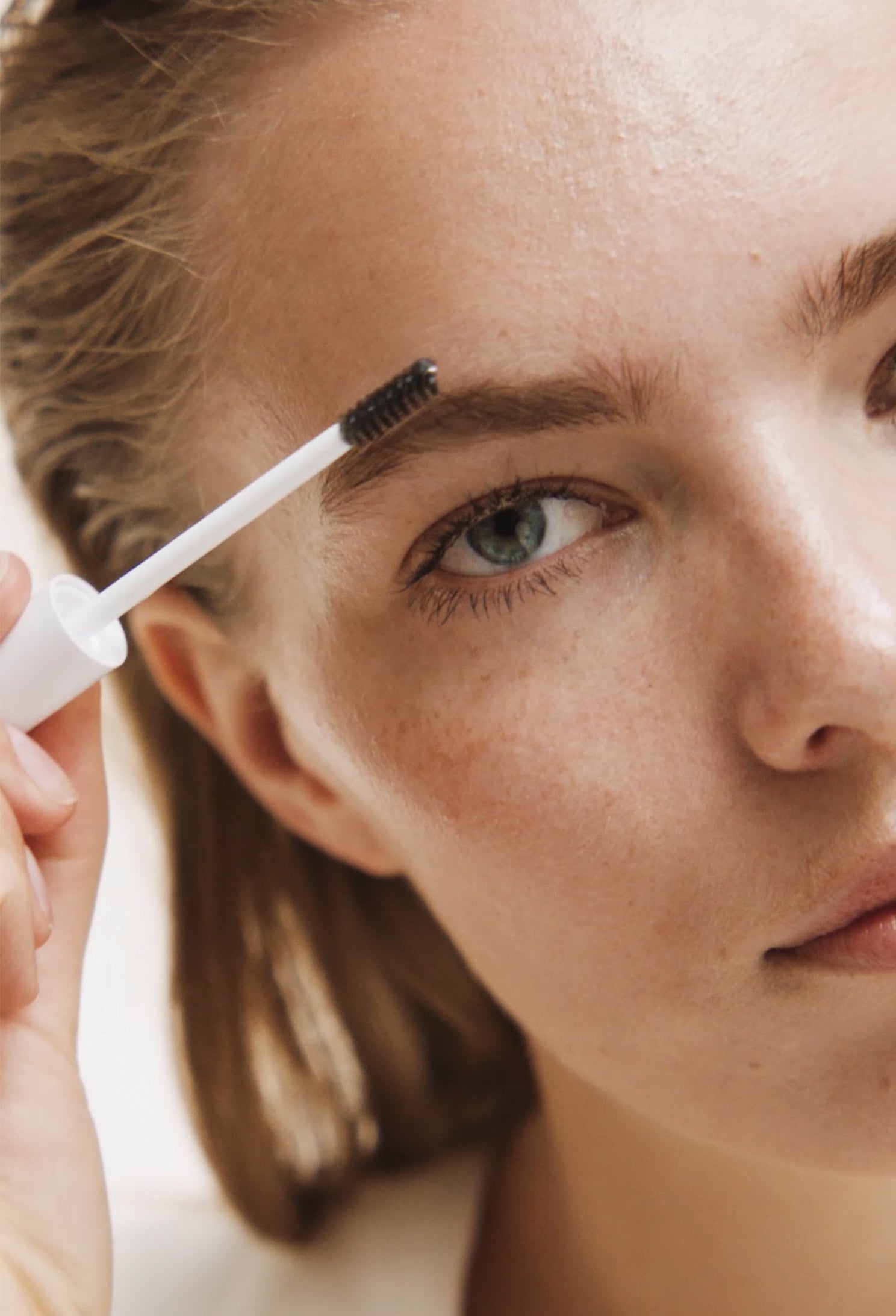 lavera Brow Control -Transparent 01- durante l'applicazione