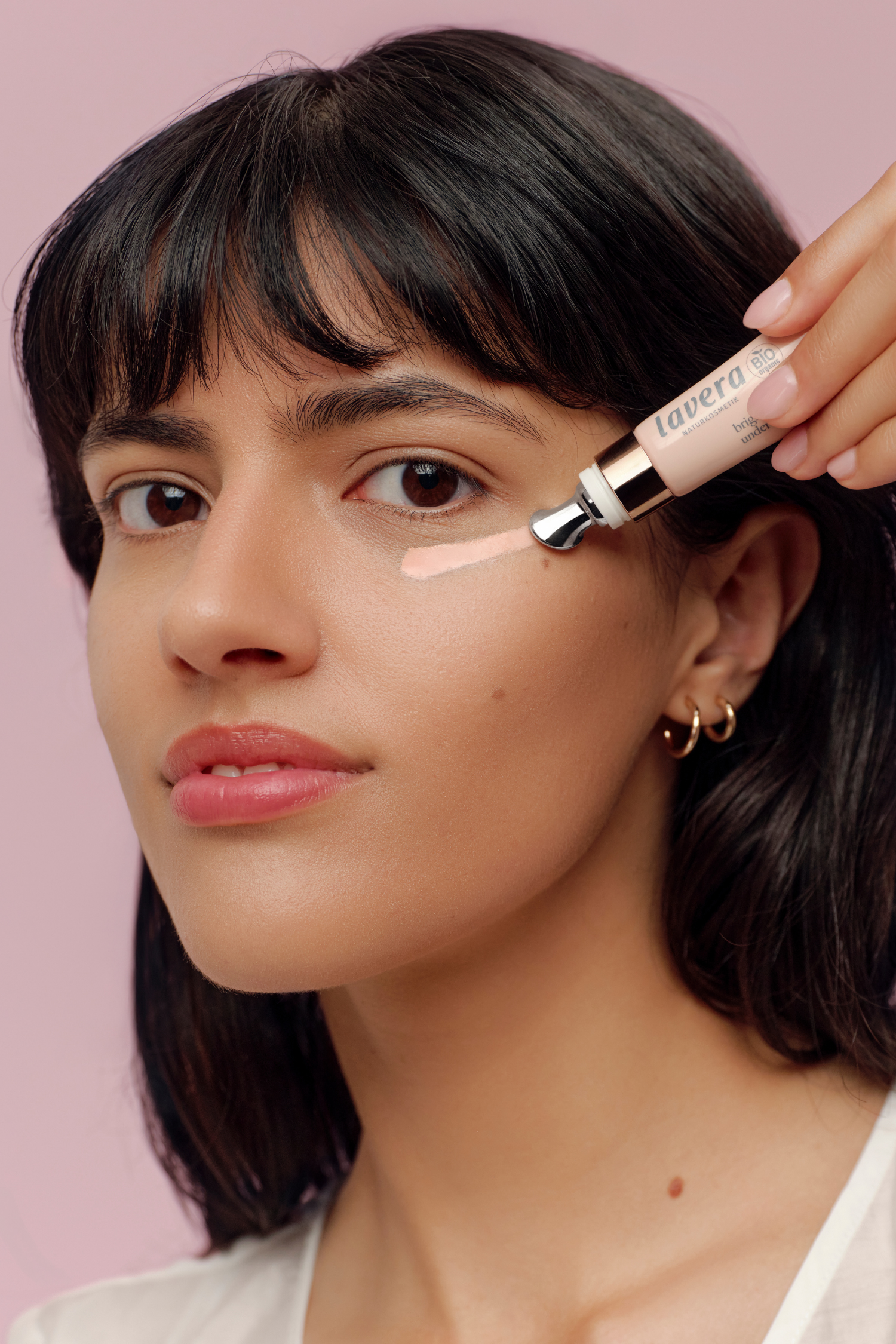 lavera Brightening & Hydrating Undereye Corrector lors de l'application