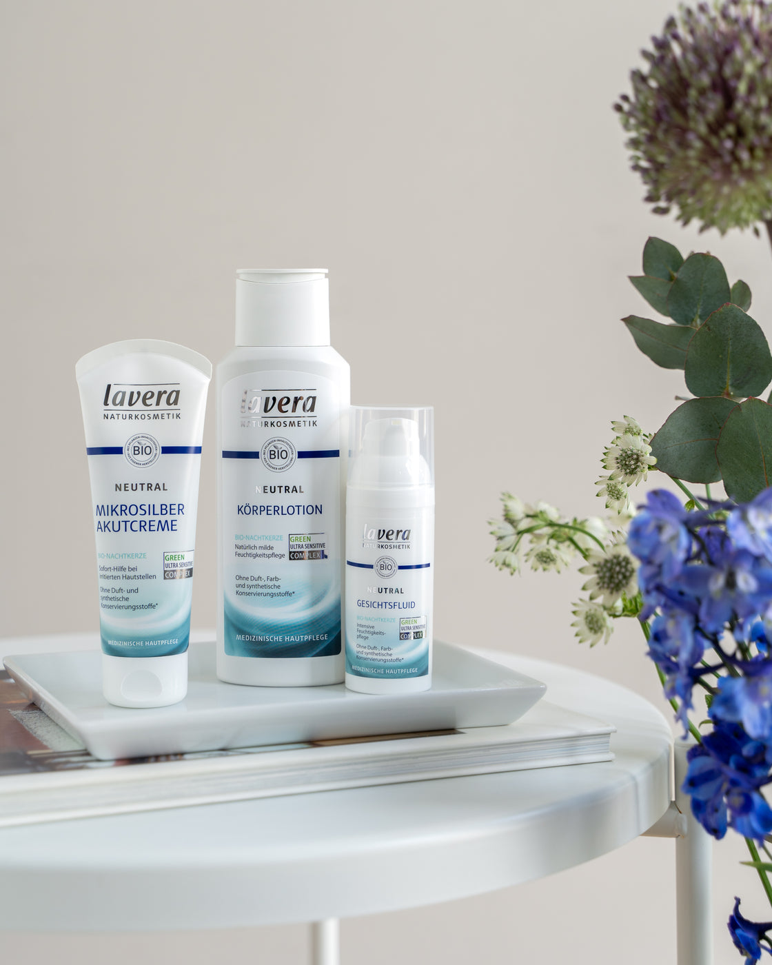 Produits de soin lavera Neutral côte à côte sur une table blanche