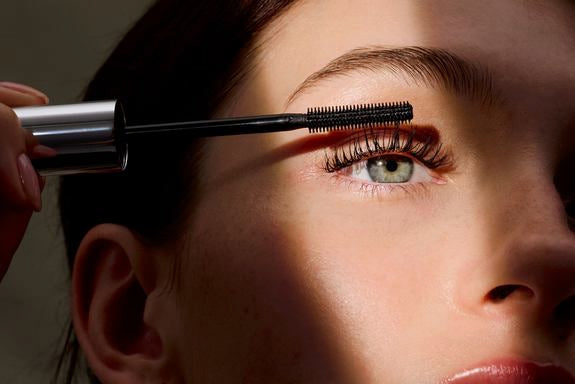 Donna applica mascara sulle ciglia