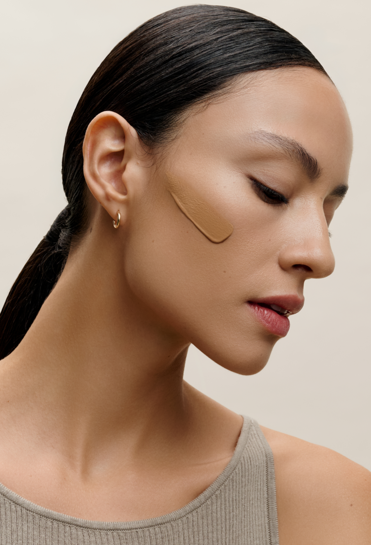 lavera Hyaluron Liquid Foundation -Golden Sand 07- durante l'applicazione