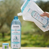 lavera Ricarica basis sensitive Gel Doccia 2in1 durante l'applicazione
