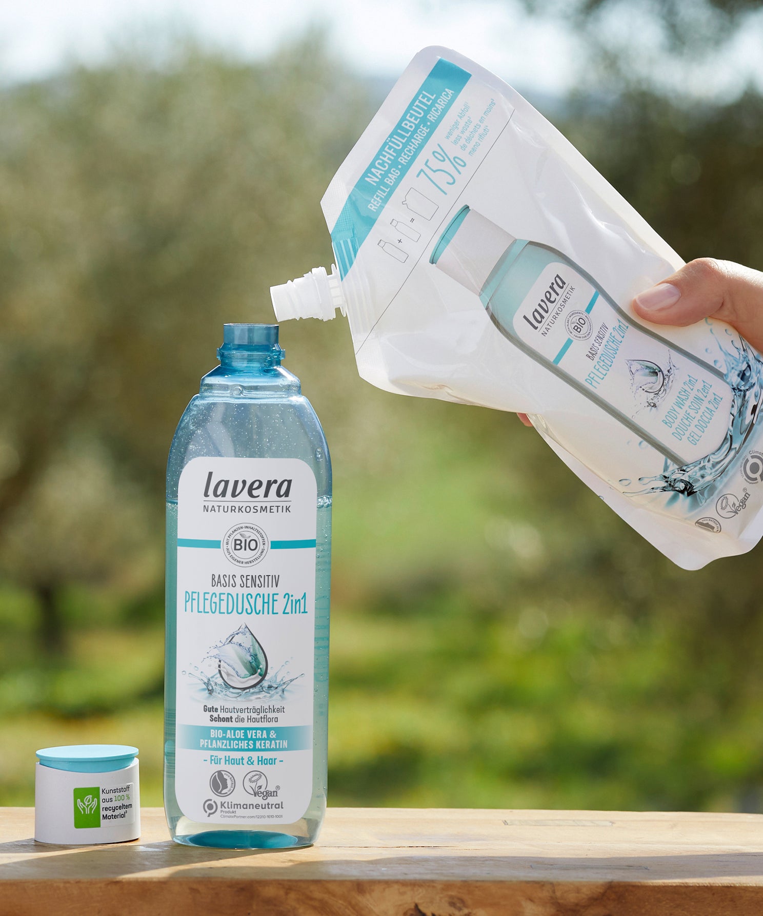 lavera Ricarica basis sensitive Gel Doccia 2in1 durante l'applicazione