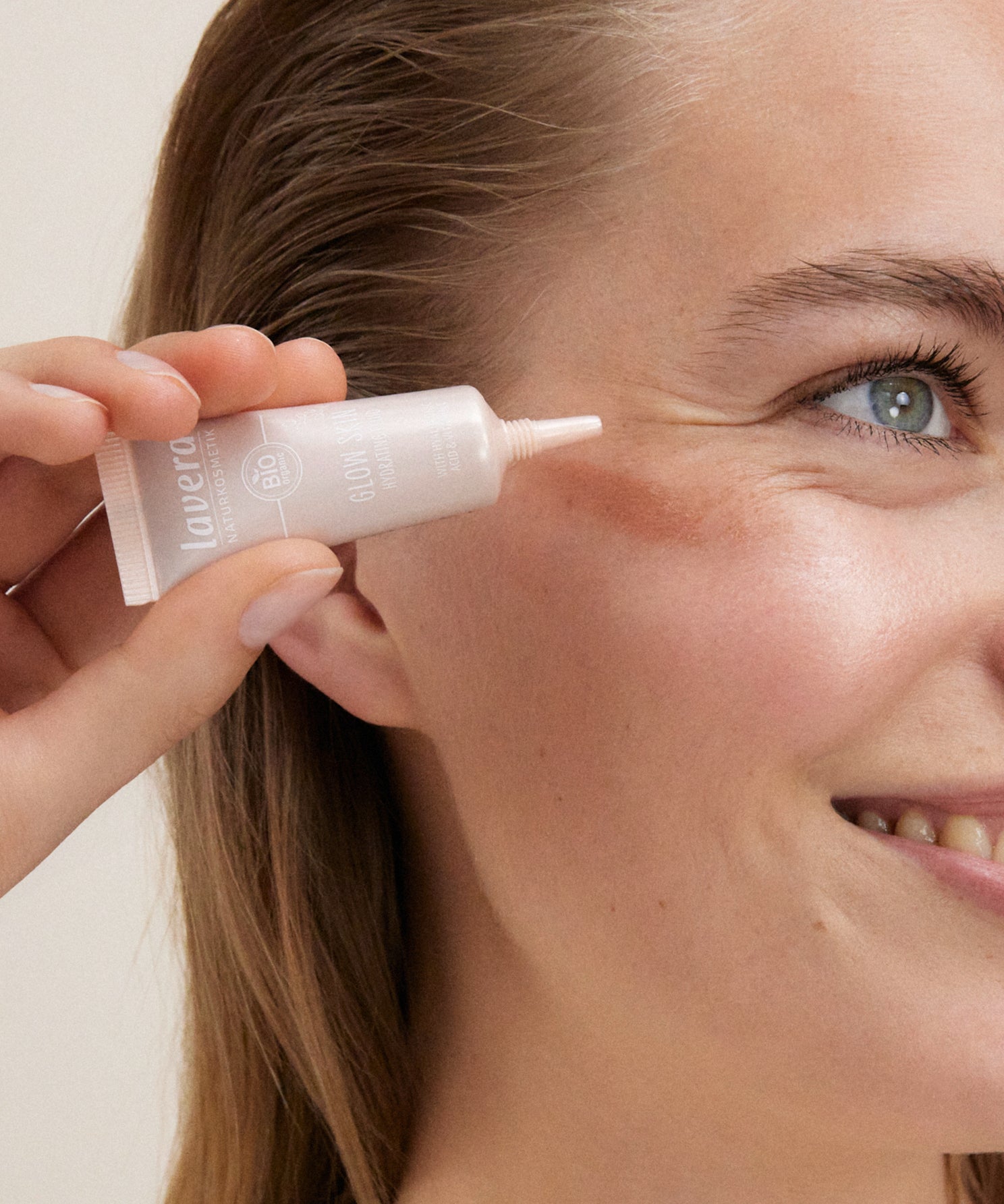 lavera Glow Skin Hydrating Fluid lors de l'application