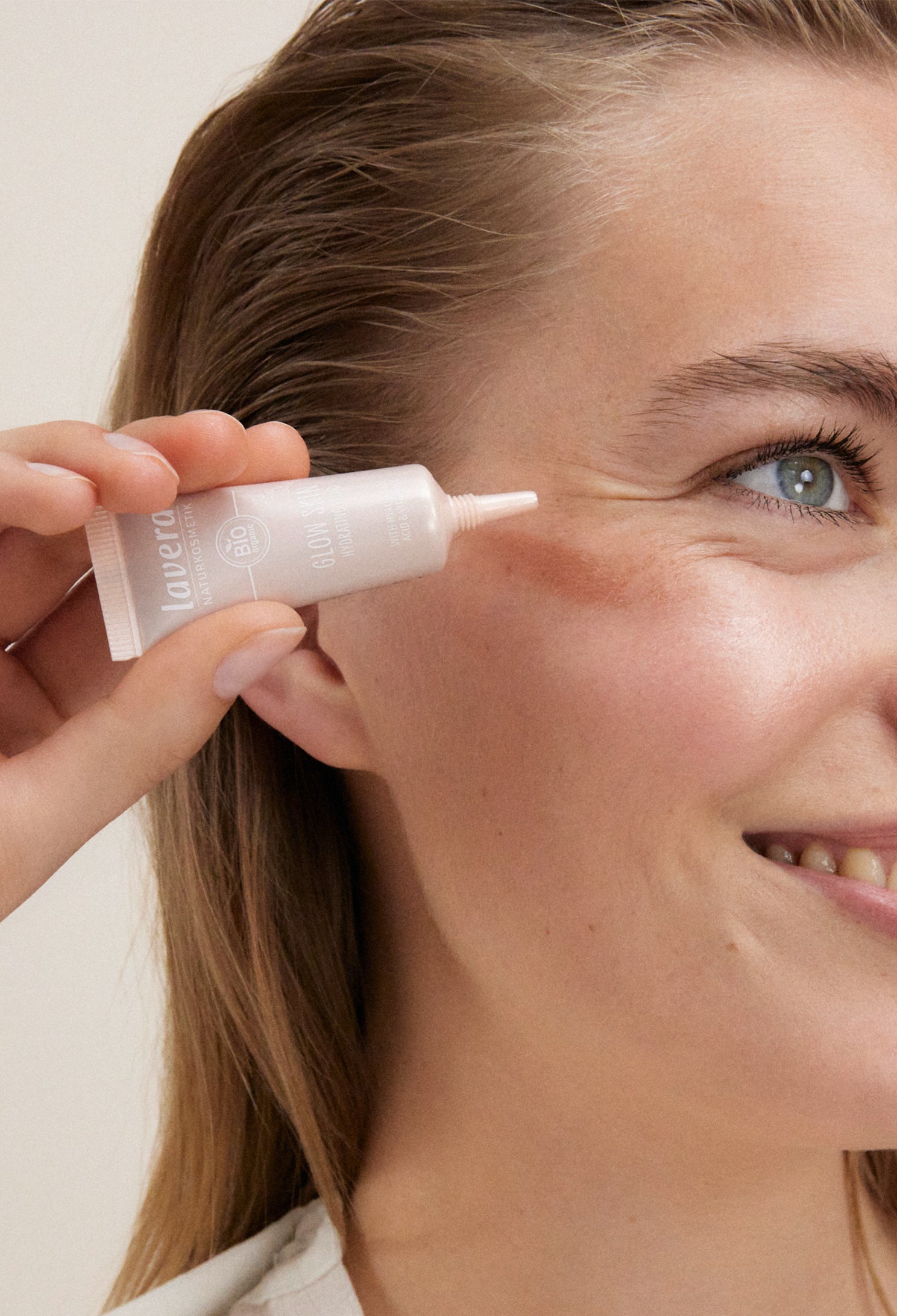 lavera Glow Skin Hydrating Fluid lors de l'application