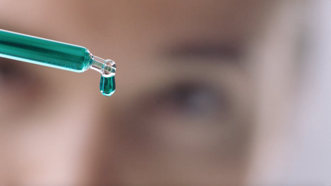 primo piano pipetta, liquido blu