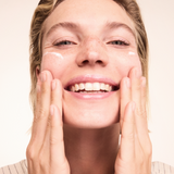 lavera basis sensitive Reinigungsschaum durante l'applicazione