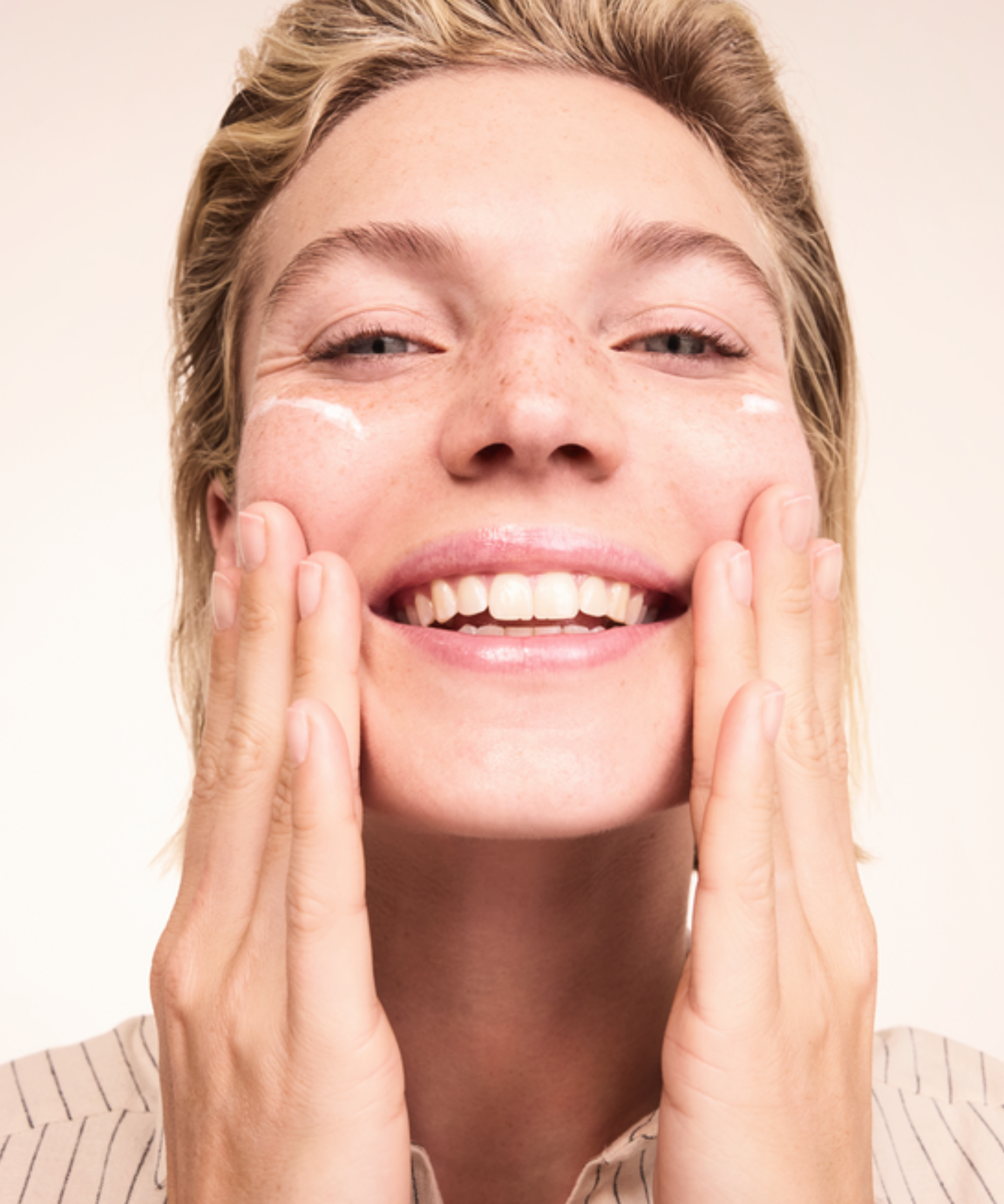 lavera basis sensitive Reinigungsschaum durante l'applicazione