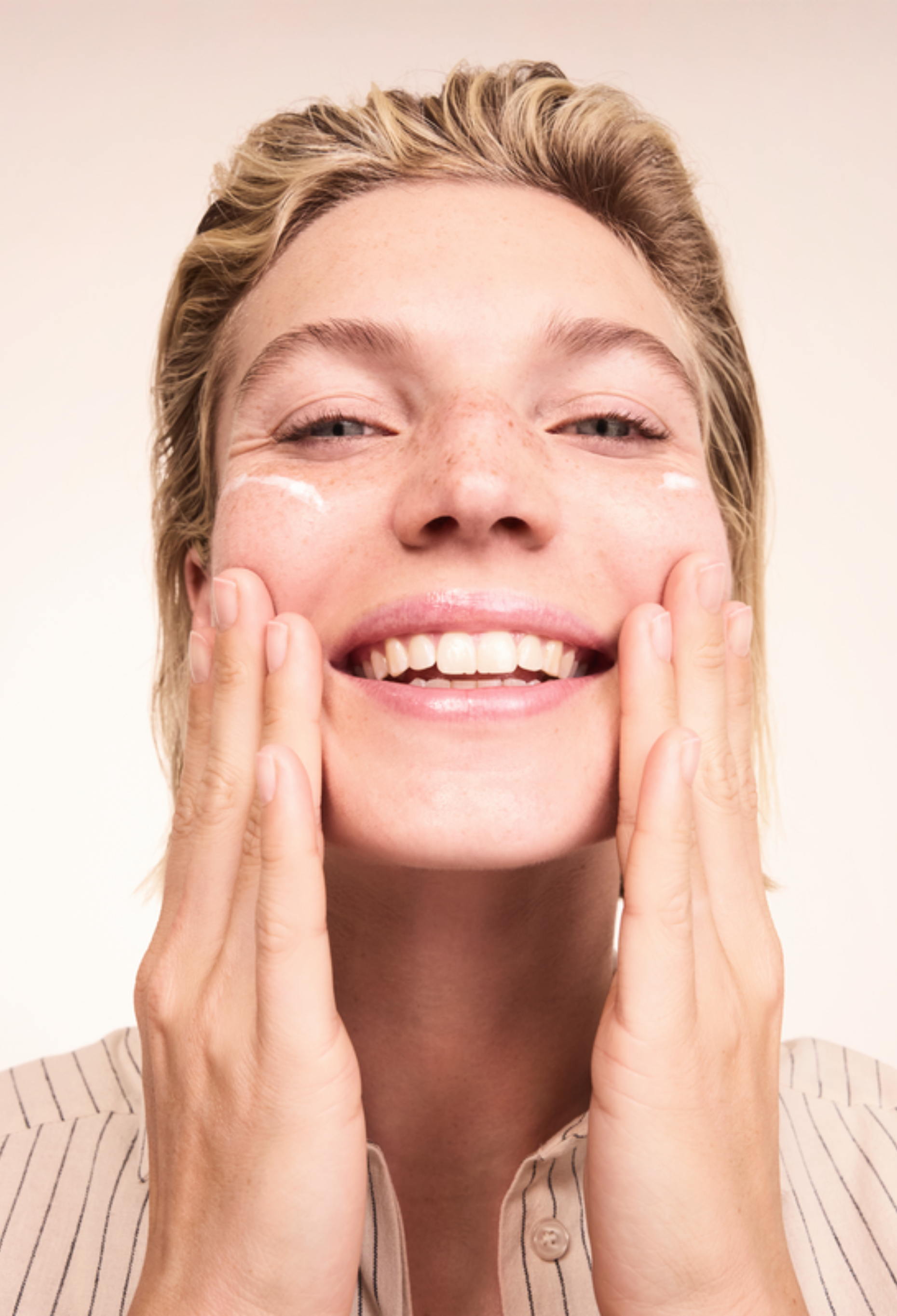 lavera basis sensitive Reinigungsschaum durante l'applicazione