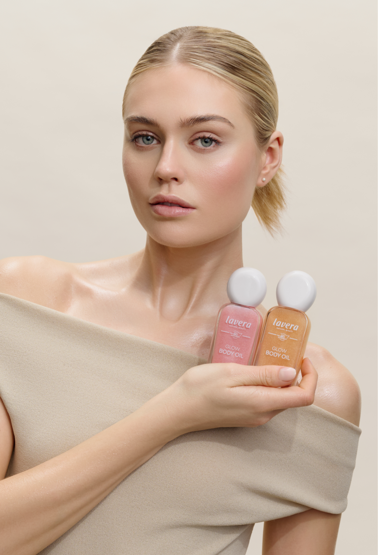 lavera Glow Body Oil -Floral Glow 01- durante l'applicazione