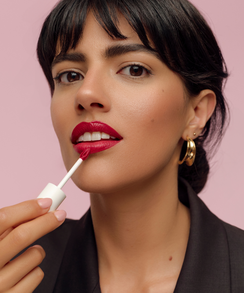 lavera Pure Satin Liquid Lipstick -Poppy Red 01- lors de l'application