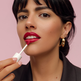 lavera Pure Satin Liquid Lipstick -Poppy Red 01- lors de l'application