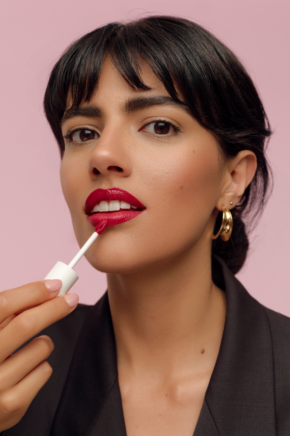 lavera Pure Satin Liquid Lipstick -Poppy Red 01- lors de l'application