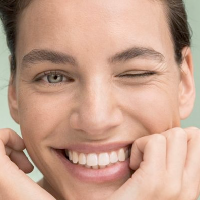 Donna guarda in camera