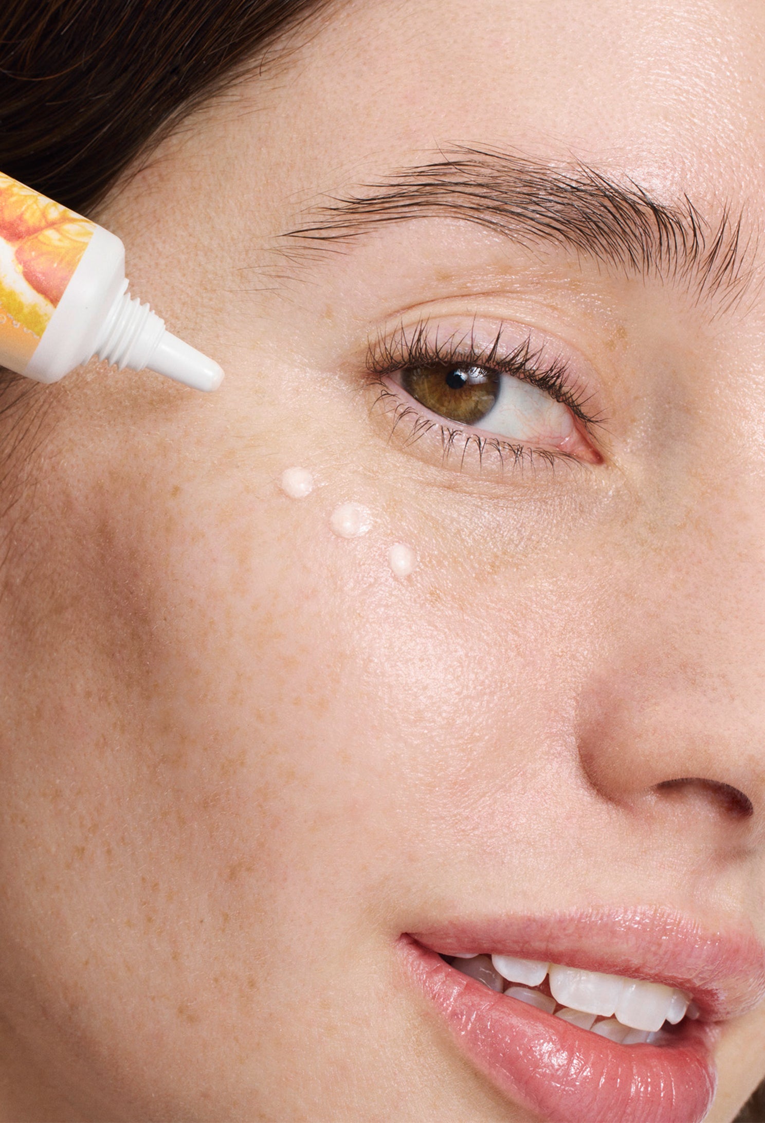 lavera Glow by Nature Illuminating Eye Cream durante l'applicazione