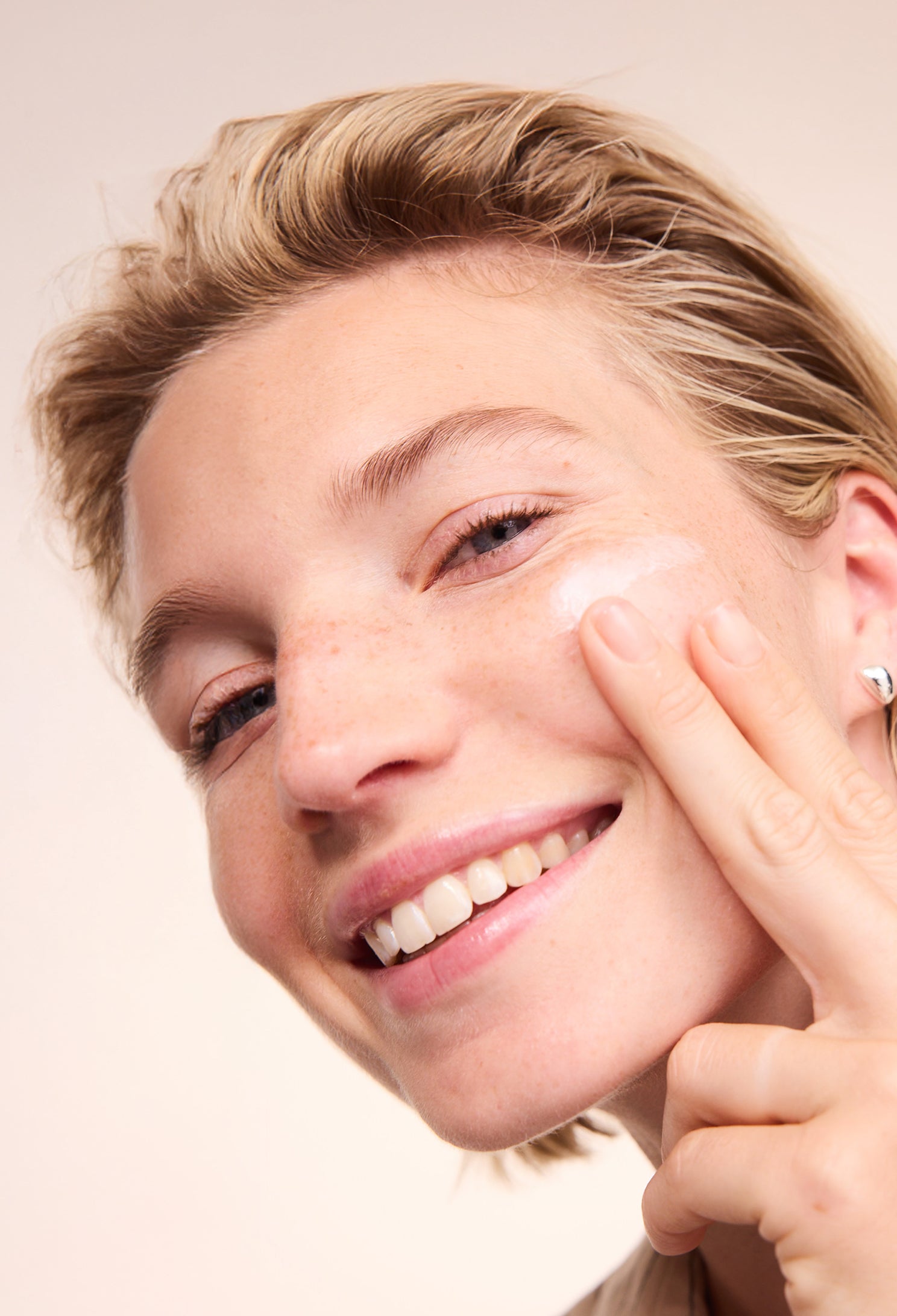 lavera basis sensitive Feuchtigkeitscreme durante l'applicazione