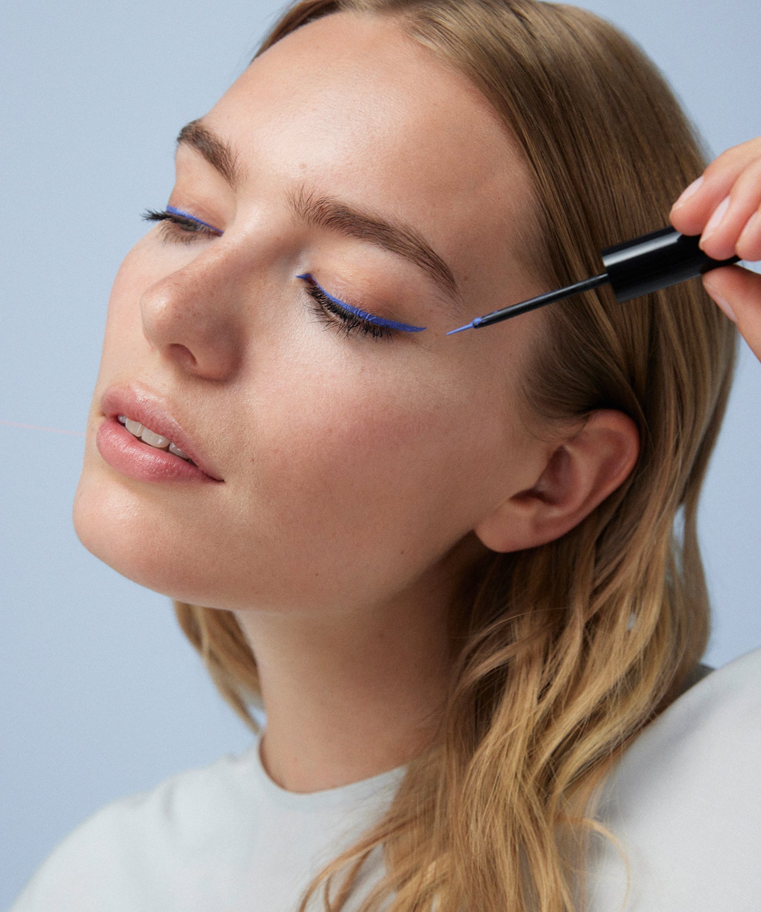 lavera Liquid Elements Eyeliner -Ocean Blue 02- lors de l'application