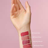 lavera Pure Satin Liquid Lipstick -Nude Petal 02- in der Anwendung