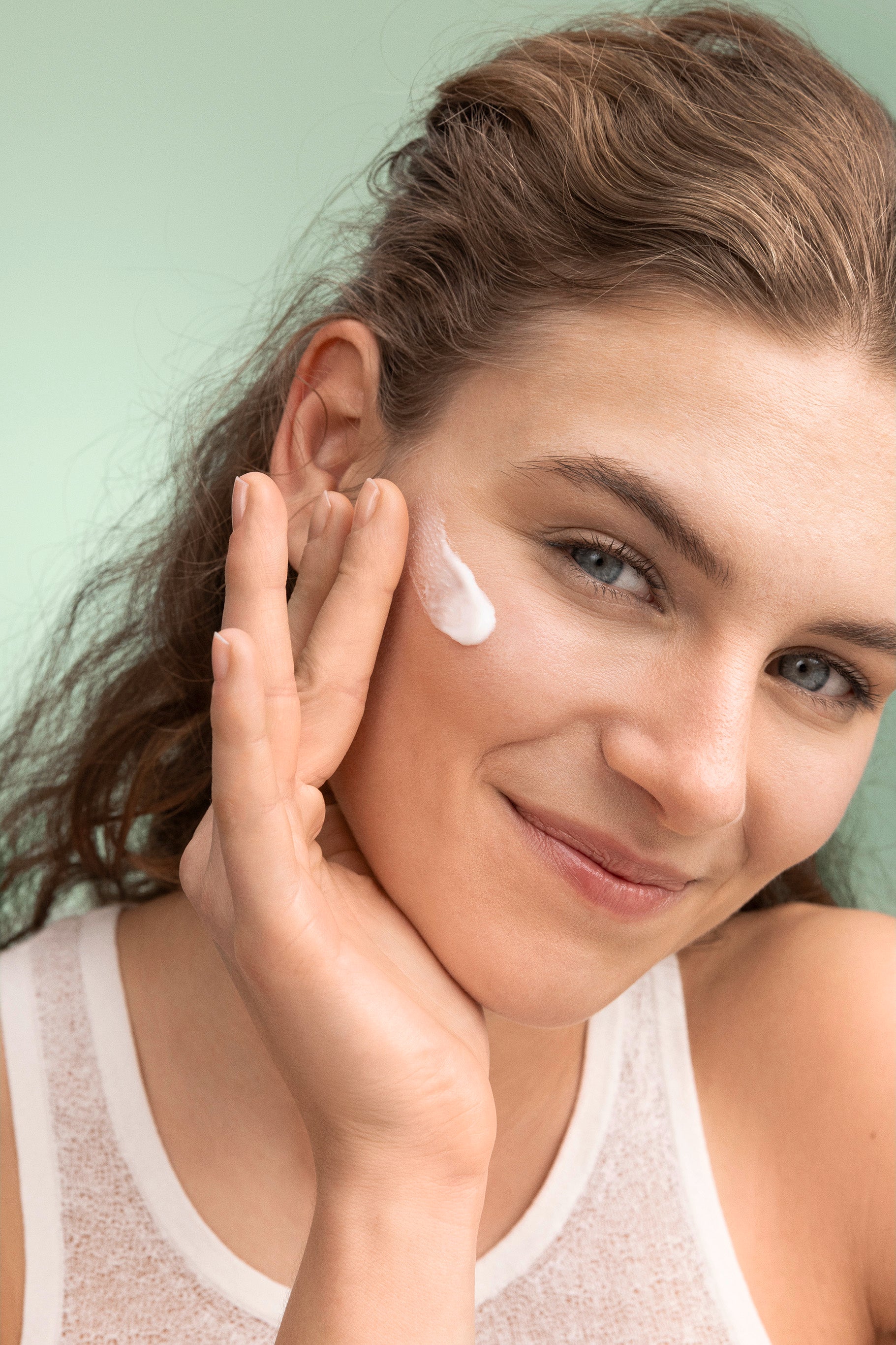 lavera Pure Beauty crema giorno opacizzante in applicazione