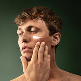 lavera Men sensitive Feuchtigkeitscreme durante l'applicazione