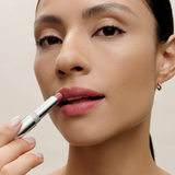 lavera Melting Glow Lipstick -Glazed Cherry 01- durante l'applicazione