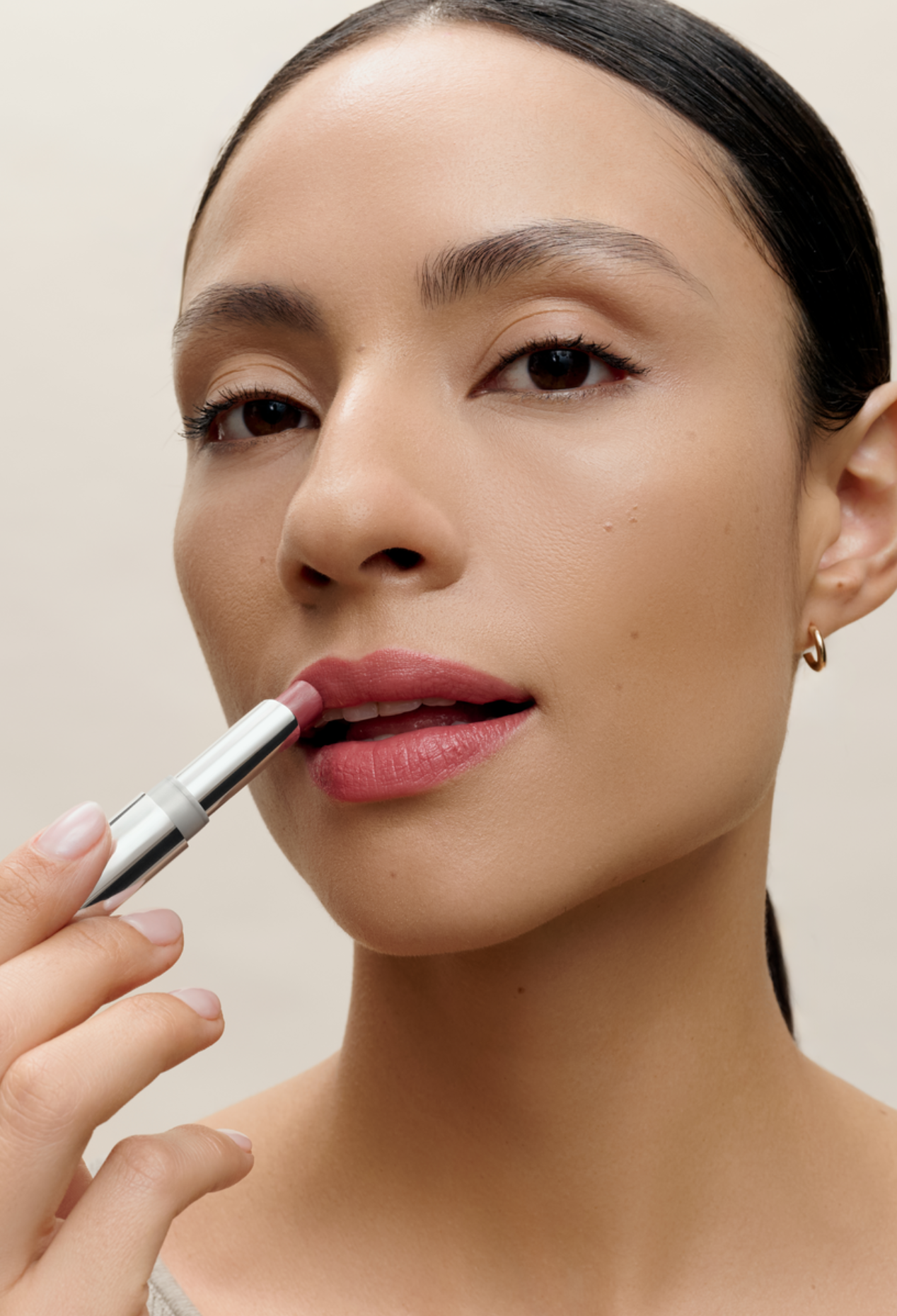 lavera Melting Glow Lipstick -Glazed Cherry 01- durante l'applicazione