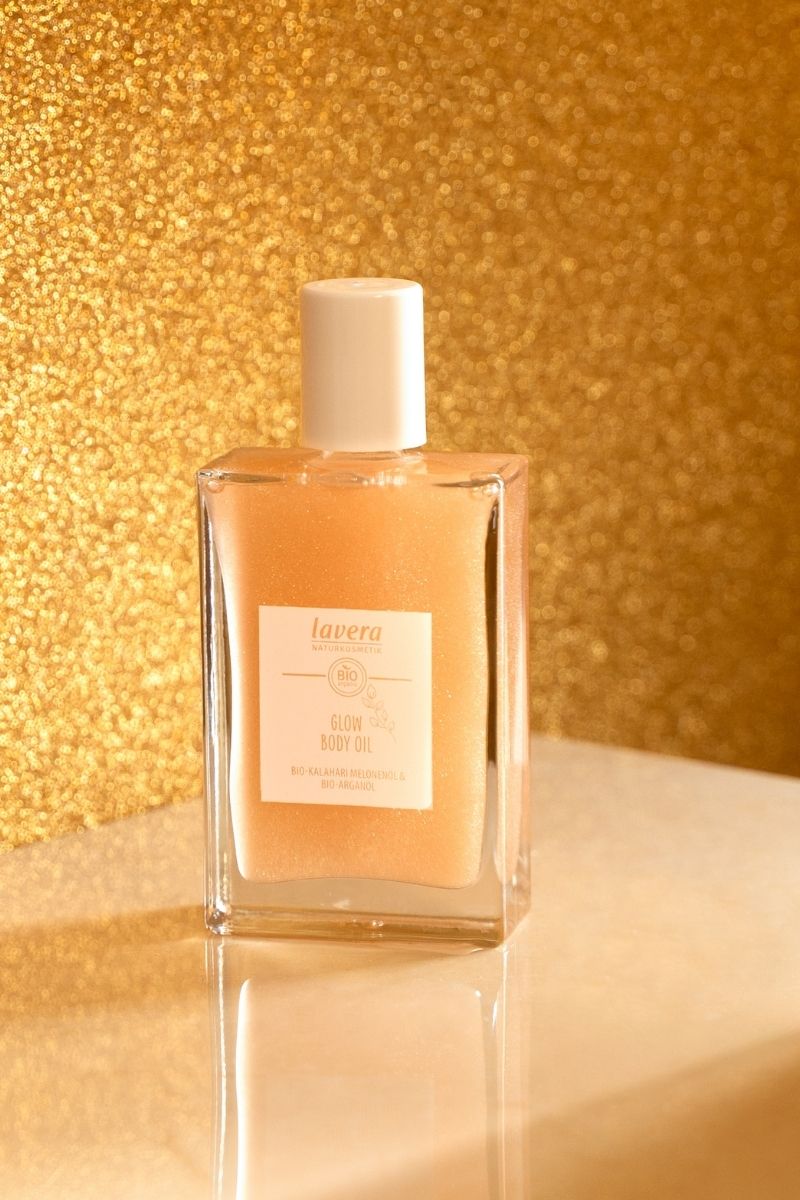 lavera Glow Body Oil durante l'applicazione