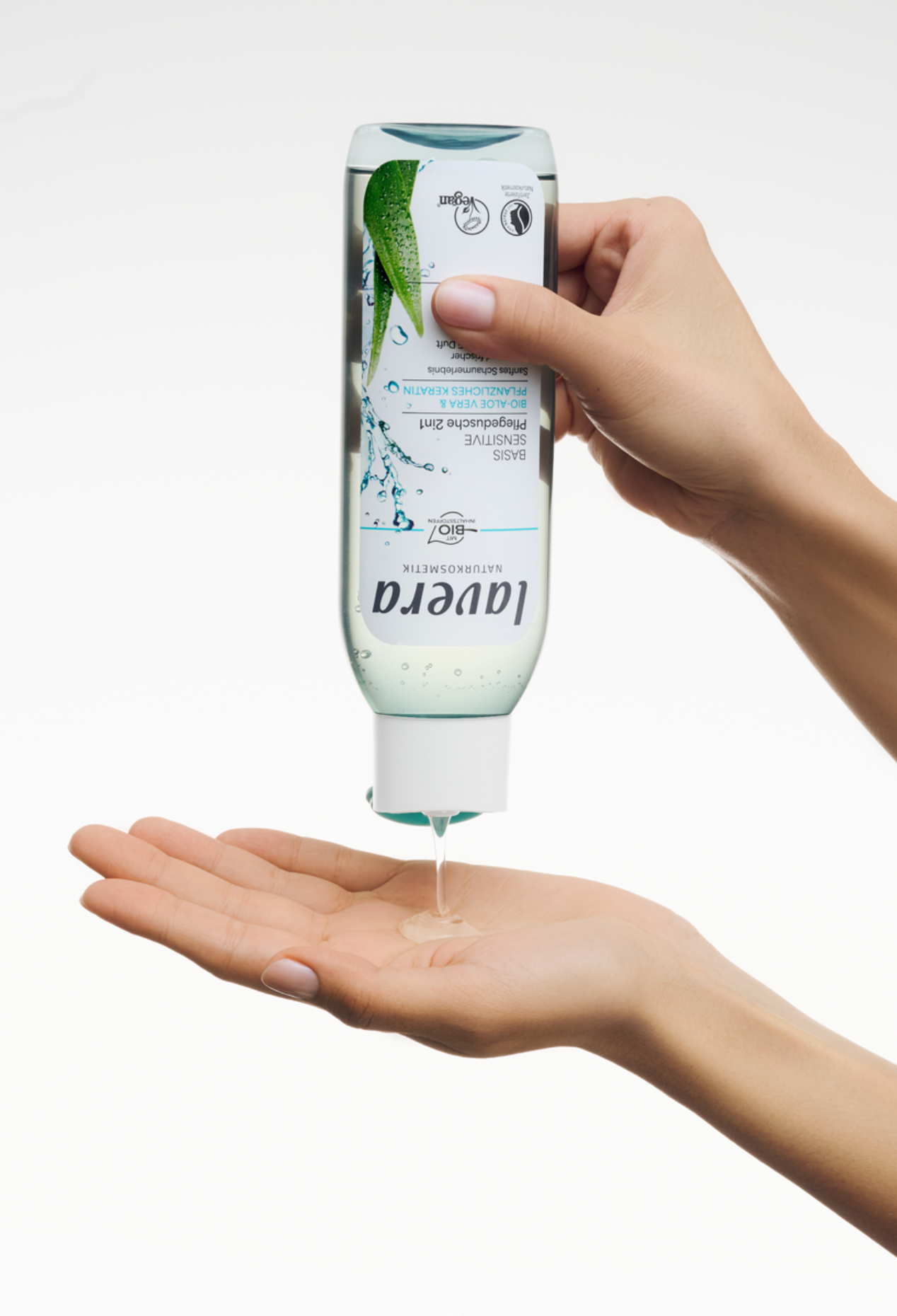 lavera Pflegedusche basis sensitive 2in1 in der Anwendung