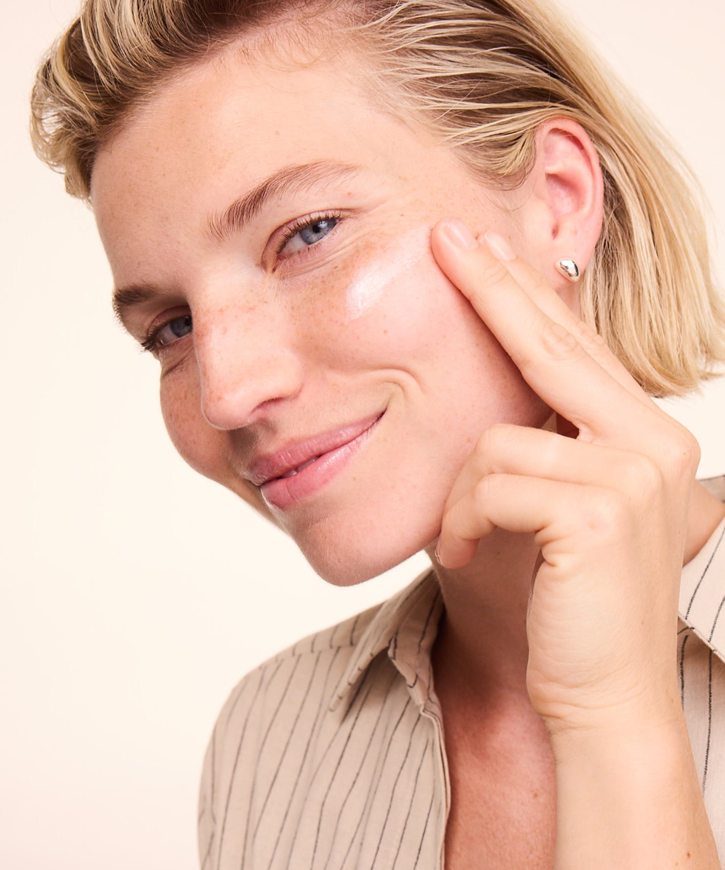 lavera basis sensitive Anti-Falten Nachtcreme Q10 durante l'applicazione