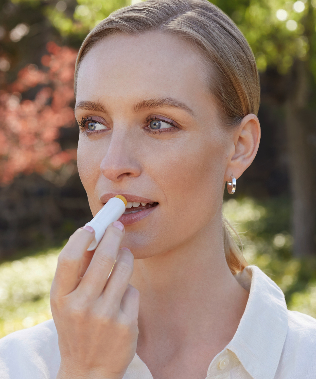 lavera basis sensitive Balsamo labbra durante l'applicazione