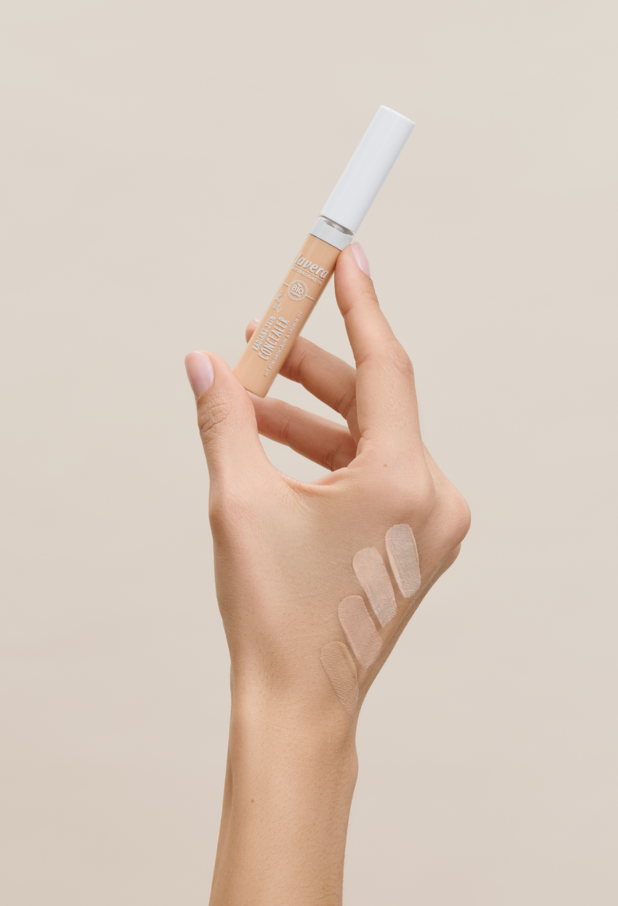 lavera Radiant Skin Concealer -Medium 03- lors de l'application