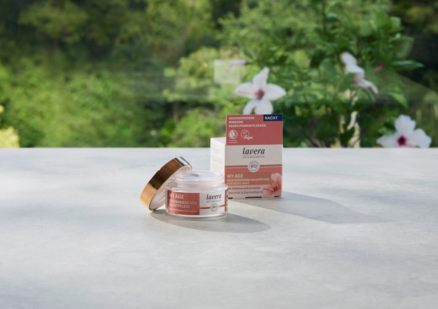 lavera My Age trattamento notte rigenerante con ibisco bio e ceramidi, foto prodotto all'aperto