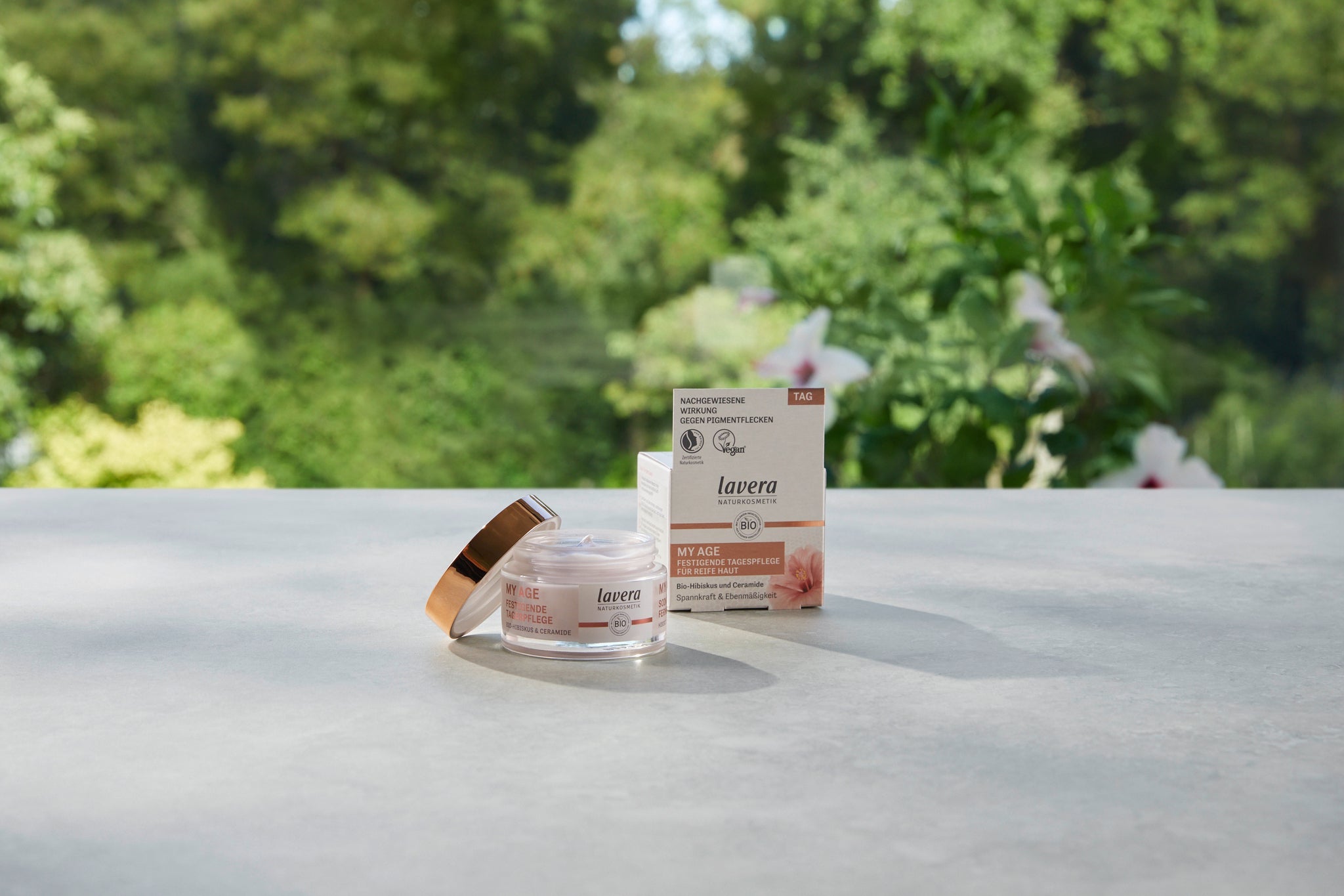 lavera MY AGE trattamento giorno rassodante per pelle matura con ibisco bio, foto prodotto nel verde