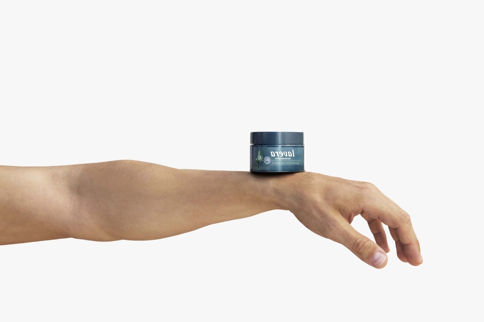 lavera Barrier Balance cura notte sul braccio