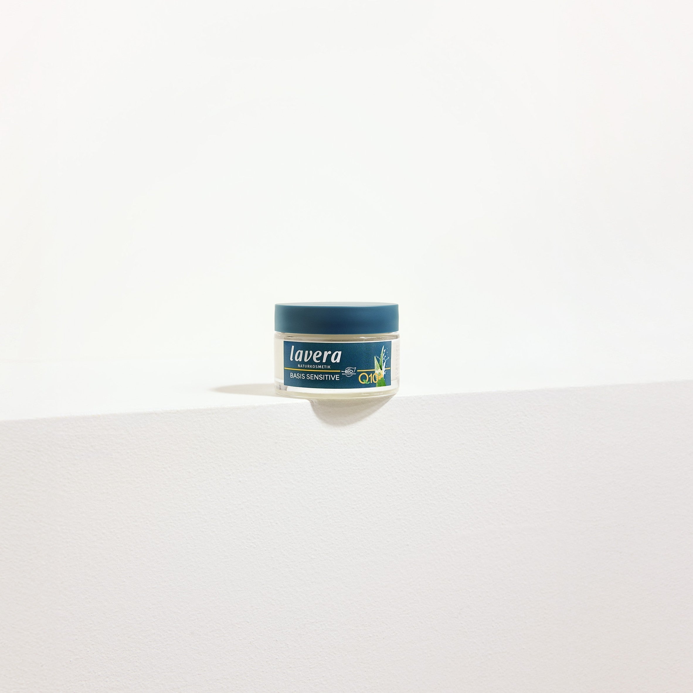 lavera basis sensitive Crema Notte q10 su sfondo chiaro