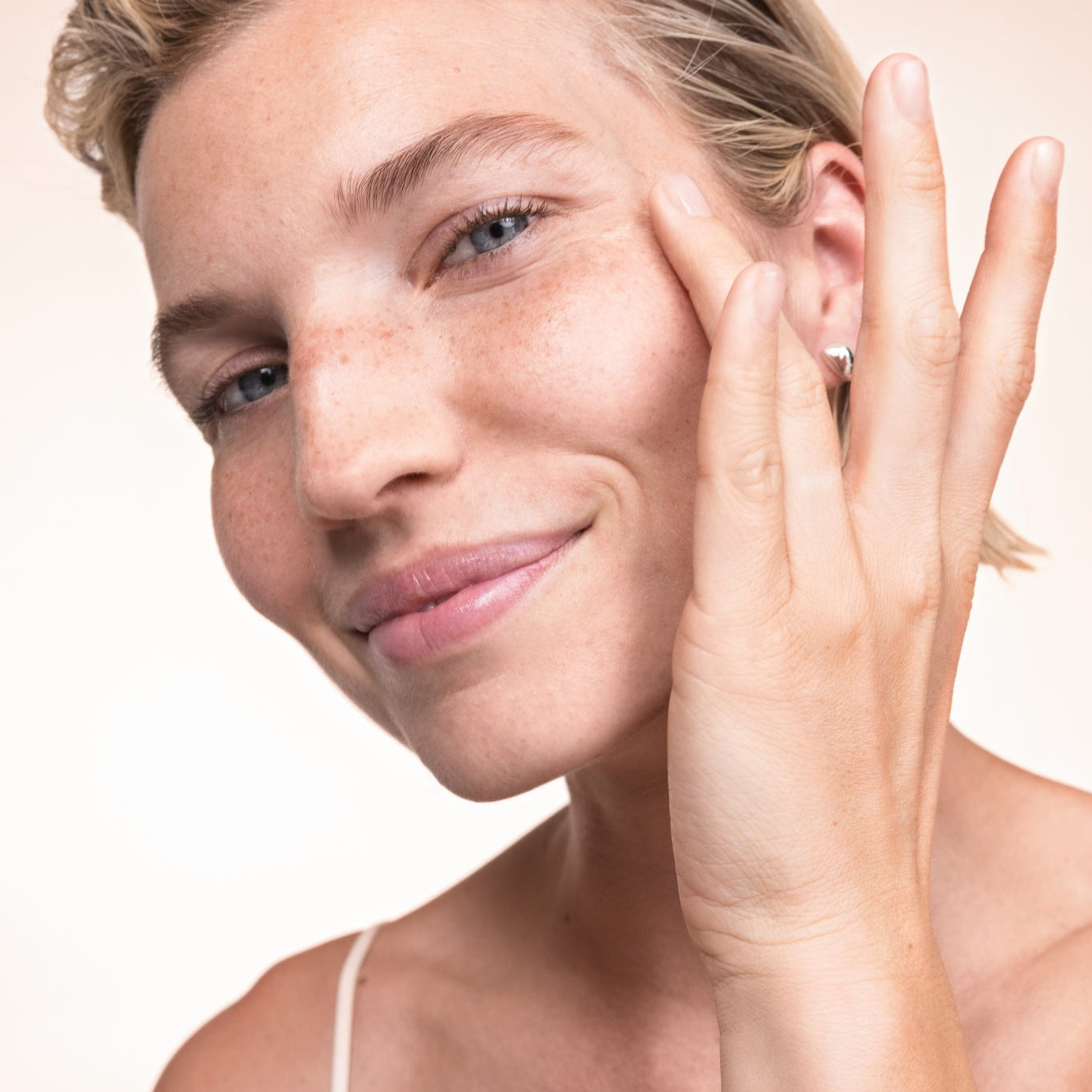 Donna applica crema sul viso