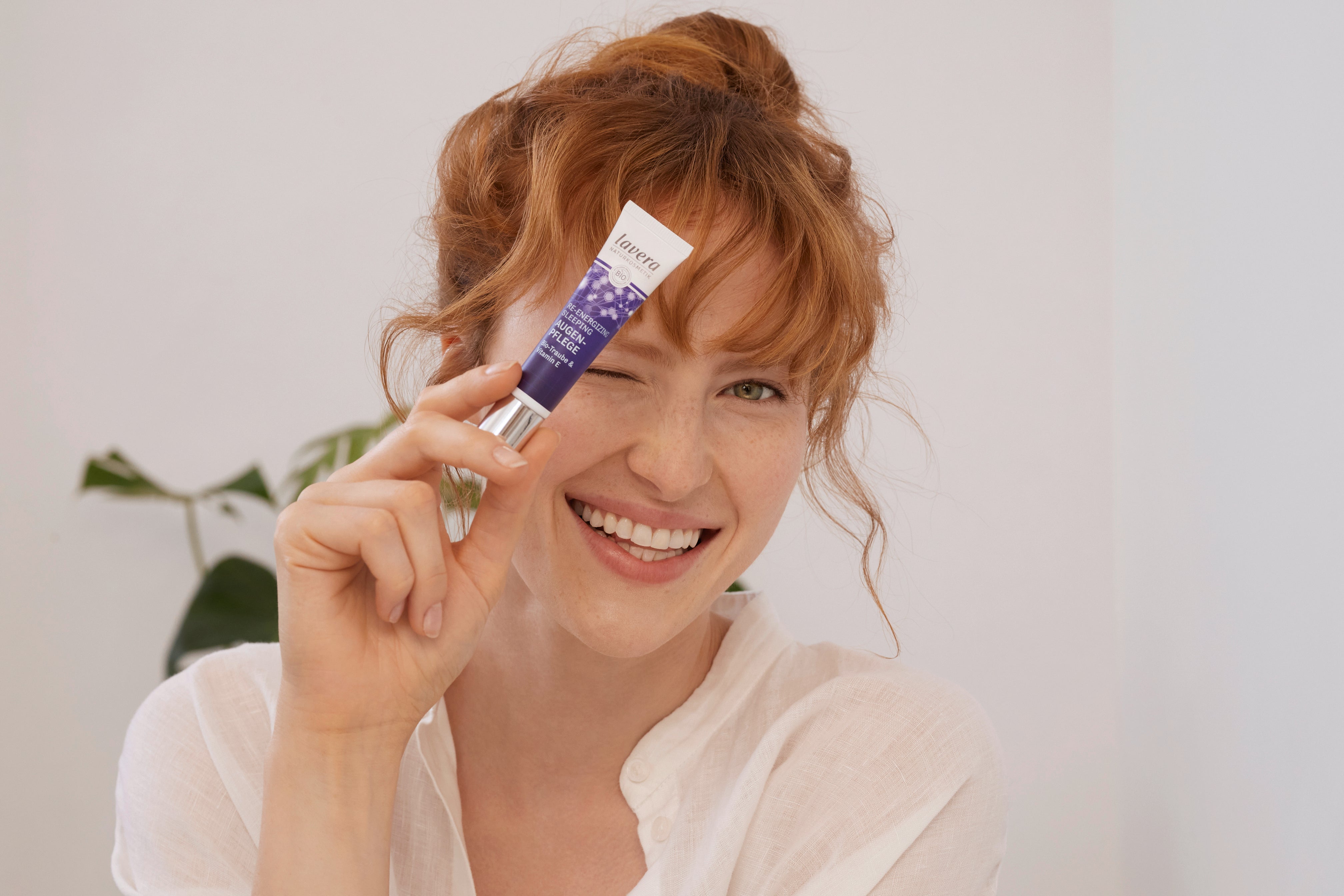 Donna tiene prodotto lavera Re-Energizing in mano