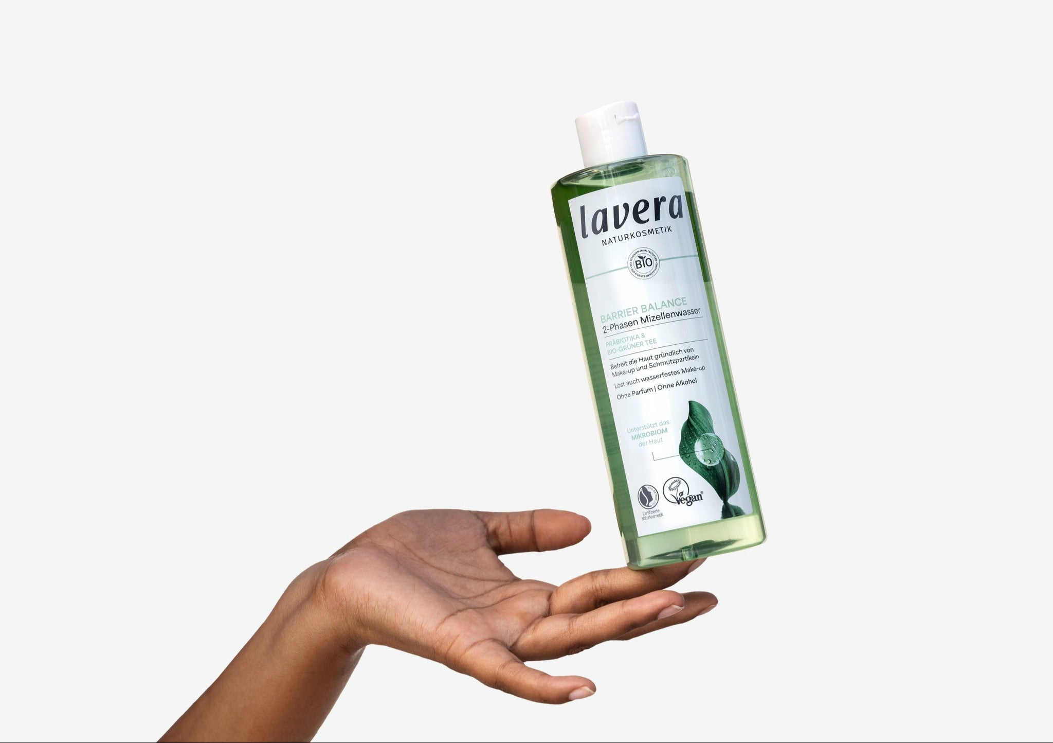 lavera Barrier Balance acqua micellare sulla mano