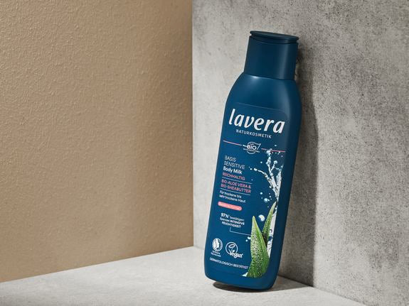 Lavera Basis Sensitive Reichhaltige Body Milk in blauer Flasche