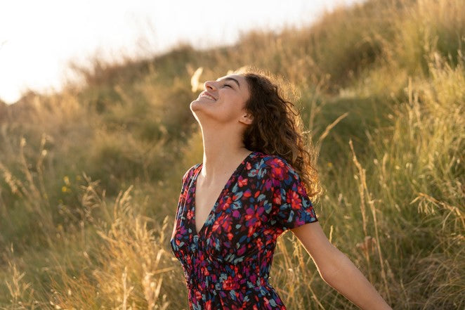 Foto stock Getty: persone gioiose all'aperto.