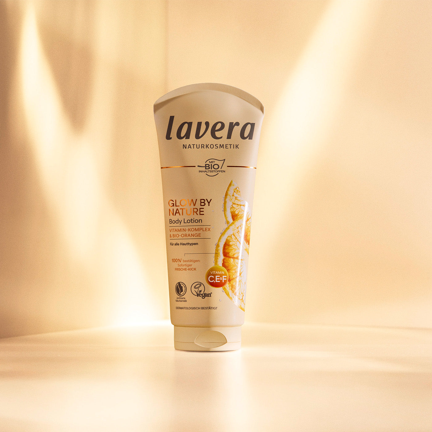 Glow by Nature Bodylotion con sfondo dorato