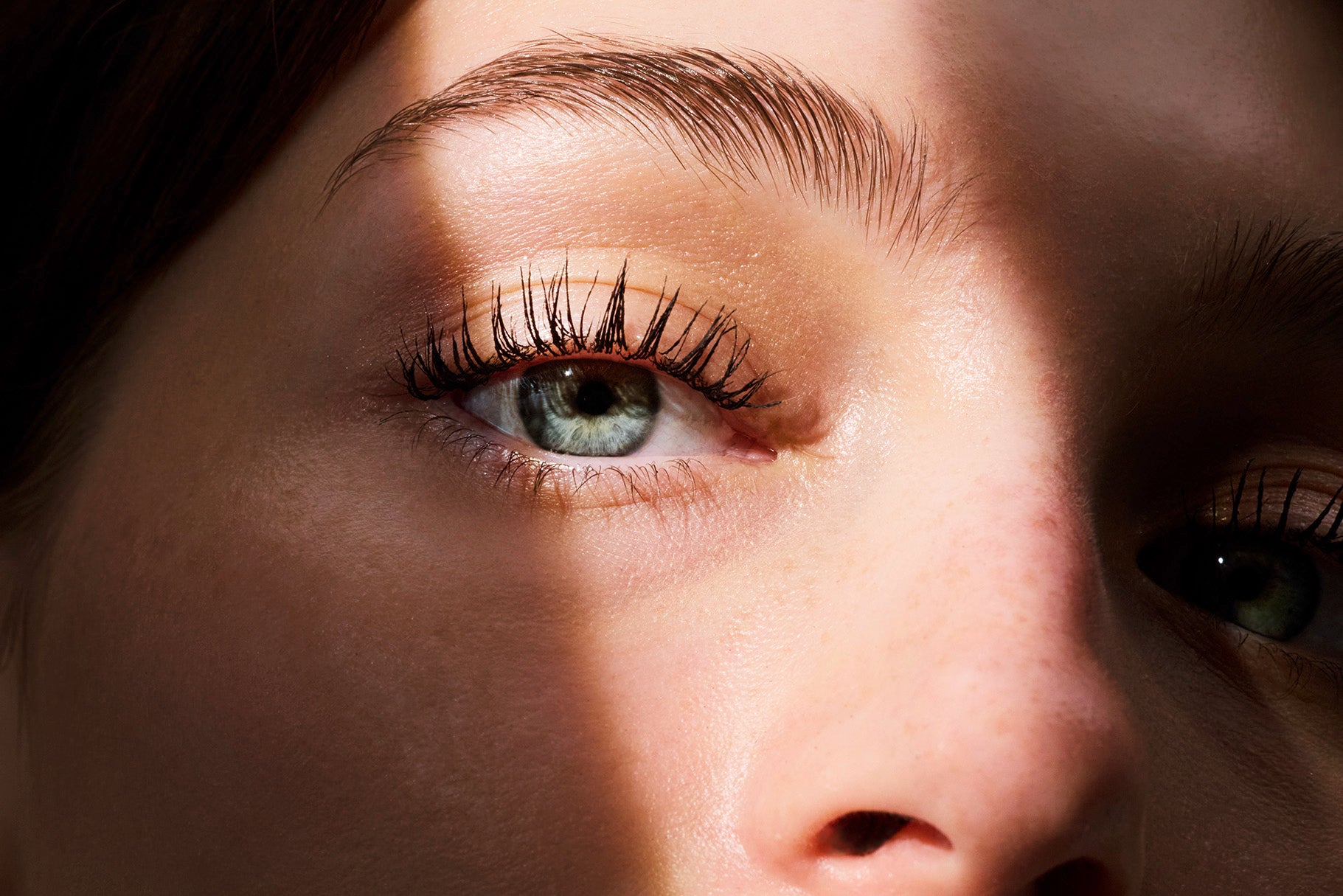 Nahaufnahme eines Auges mit Betonung auf die Wimpern