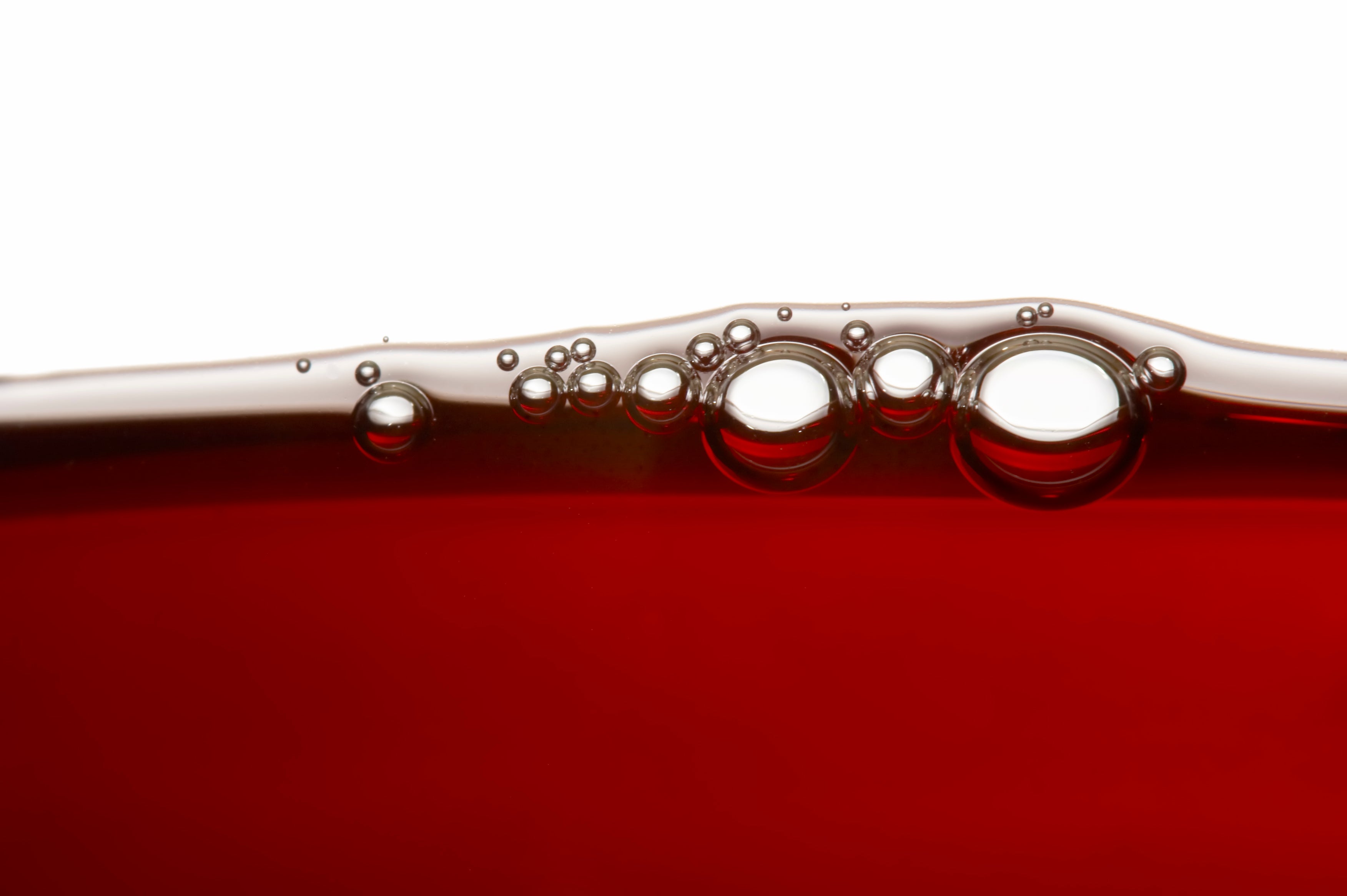 rote Flüssigkeit mit Luftblasen